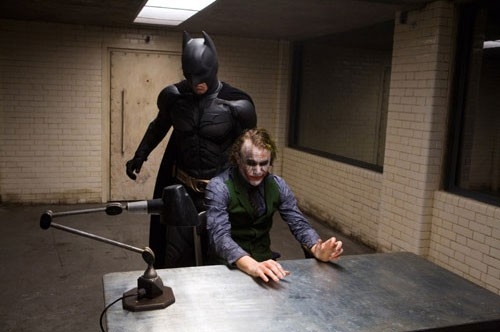 Christian Bale Nei Panni Di Batman E Heath Ledger In Quelli Di Joker In Una Scena Del Film The Dark Knight 80386
