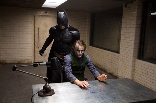 Christian Bale/Batman e Heath Ledger/Joker in una scena del film The Dark Knight