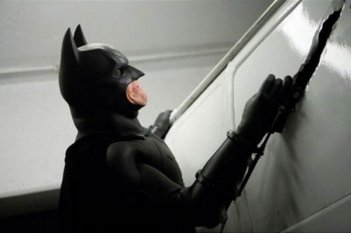 Christian Bale nei panni di Batman in una scena de Il cavaliere oscuro