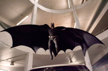 Christian Bale nei panni di Batman in una scena del film Il cavaliere oscuro