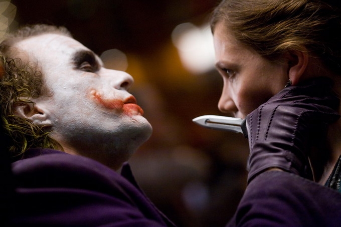 Heath Ledger nei panni di Joker e Maggie Gyllenhaal in una scena del film The Dark Knight