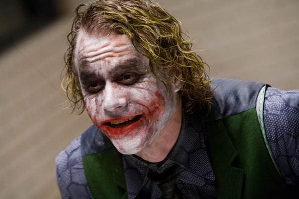 Heath Ledger nei panni di Joker in una scena del film di Nolan, The Dark Knight