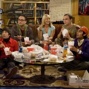 Il cast di The Big Bang Theory in una scena del pilot della serie