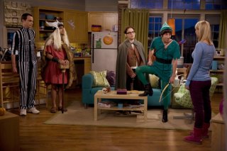 Il cast di The Big Bang Theory pronto per Halloween nell'episodio The Middle-Earth Paradigm
