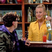 Kaley Cuoco e Johnny Galecki nell'episodio The Grasshopper Experiment  di The Big Bang Theory