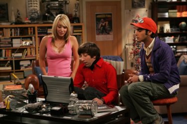 Kaley Cuoco, Simon Helberg e Kunal Nayyar nel pilot di The Big Bang Theory