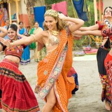 La bellissima Jessica Alba e le altre ballerina di The Love Guru in una scena del film