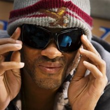 Will Smith in posa cool nel film Hancock