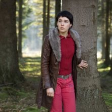 Arta Dobroshi in una sequenza de Il matrimonio di Lola