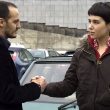 Fabrizio Rongione e Arta Dobroshi in una scena del film Le silence de Lorna
