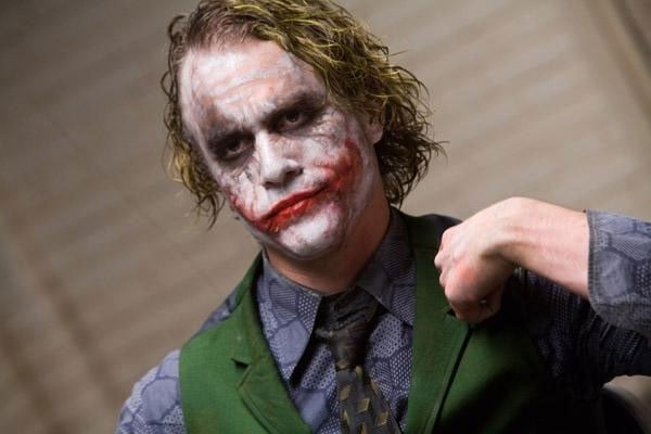 Heath Ledger nei panni di Joker in una scena del film The Dark Knight