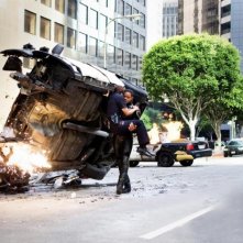 Will Smith in una scena action di Hancock