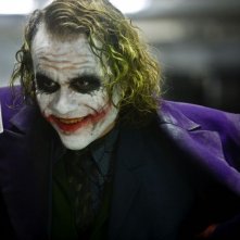 Heath Ledger nei panni di Joker in una scena del film Il cavaliere oscuro, sequel di Batman Begins