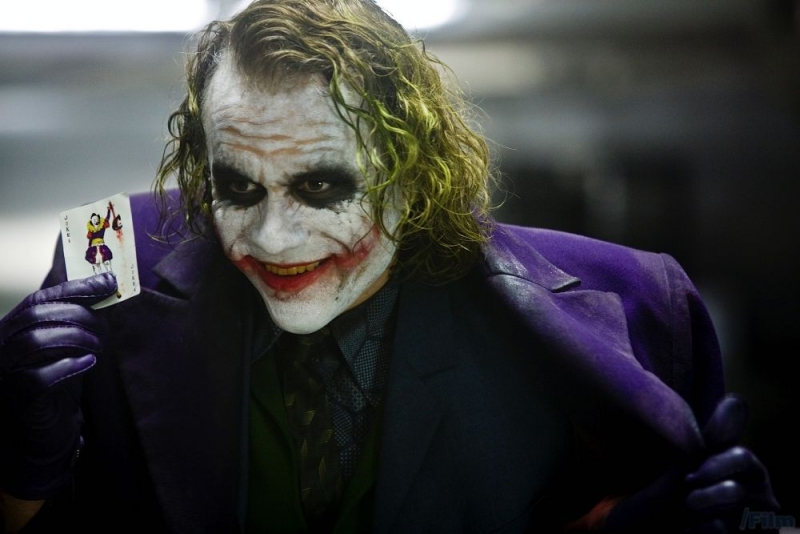 Heath Ledger nei panni di Joker in una scena del film Il cavaliere oscuro, sequel di Batman Begins