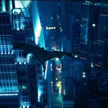 Batman vola su Hong Kong in una scena del film Il cavaliere oscuro