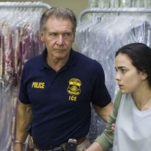 Harrison Ford e Alice Braga in una scena del film Crossing Over