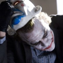 Heath Ledger è Joker nel film Il cavaliere oscuro