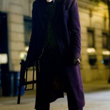 Heath Ledger nei panni di Joker in una scena del film Il cavaliere oscuro, il nuovo capitolo di Batman