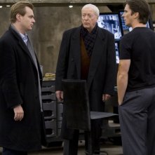 Il regista Christopher Nolan, Michael Caine e Christian Bale sul set del film Il cavaliere oscuro