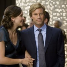 Maggie Gyllenhaal e Aaron Eckhart in una scena de Il cavaliere oscuro
