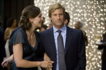 Maggie Gyllenhaal e Aaron Eckhart in una scena de Il cavaliere oscuro