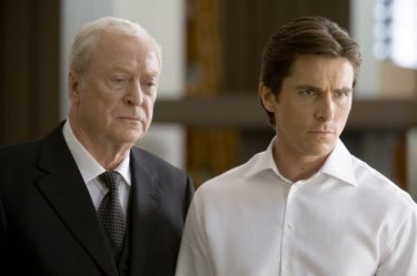 Michael Caine e Christian Bale in una sequenza de Il cavaliere oscuro