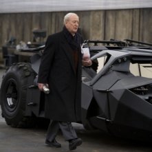 Michael Caine in una scena del film Il cavaliere oscuro