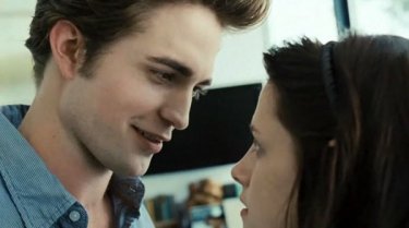 Robert Pattinson e Kristen Stewart in una scena di Twilight (2008)
