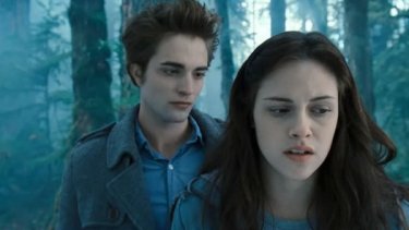 Robert Pattinson e Kristen Stewart in una sequenza di Twilight
