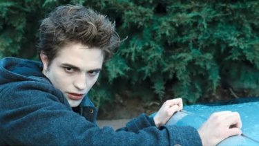 Robert Pattinson in una sequenza del film Twilight