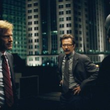 Aaron Eckhart, Gary Oldman e Christian Bale nei panni di Batman in una scena de Il cavaliere oscuro