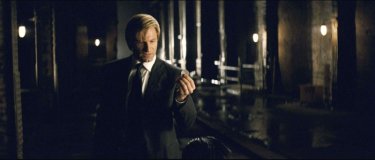 Aaron Eckhart in una sequenza de Il cavaliere oscuro