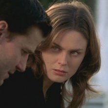 David Boreanaz ed Emily Deschanel in un momento dell'episodio 'Il reduce sulla tomba' della serie 'Bones'