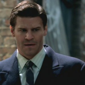 David Boreanaz nei panni di Seeley Booth nell'episodio della prima stagione intitolato: Morte di un Supereroe