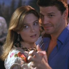 Emily Deschanel Con David Boreanaz Nella Serie Bones Nell Episodio Intitolato La Mano 80904