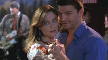 Emily Deschanel con David Boreanaz nella serie 'Bones', nell'episodio intitolato 'La mano'