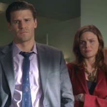 Emily Deschanel e David Boreanaz in una sequenza dell'episodio 'Doppio Delitto' della serie 'Bones'