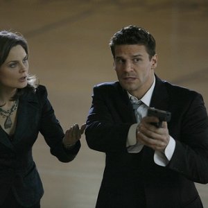 Emily Deschanel e David Boreanaz nella serie tv 'Bones', episodio: Player under pressure