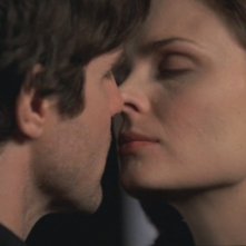 Emily Deschanel e Eddie McClintock nell'episodio 'La sposa nel fiume' nella serie tv 'Bones'