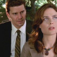 Emily Deschanel Insieme A David Boreanaz Nella Serie Bones Episodio Al Di Sopra Di Ogni Sospetto 80903