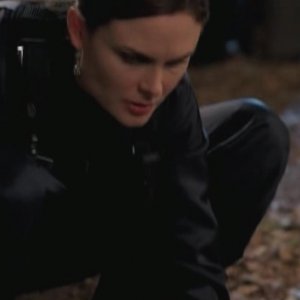 Emily Deschanel interpreta la Dott. Brennan nella serie tv 'Bones', episodio: The man in the mud
