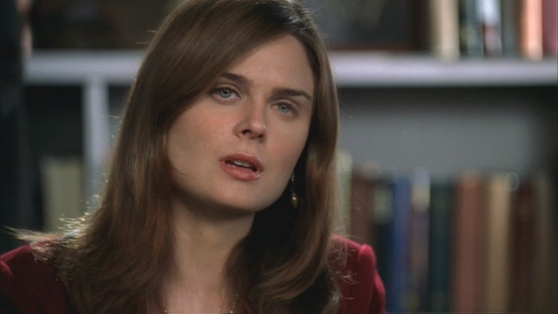 Emily Deschanel nei panni della dottoressa Brennan nell'episodio 'Rapimento e riscatto' della serie 'Bones'