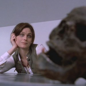Emily Deschanel nell'episodio pilota della serie tv 'Bones'