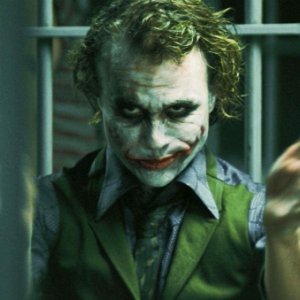 Heath Ledger nei panni di Joker dietro le sbarre in una scena del film Il cavaliere oscuro