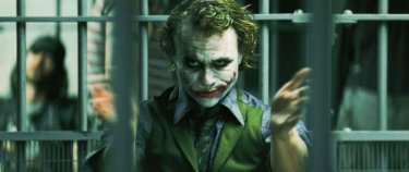 Heath Ledger nei panni di Joker dietro le sbarre in una scena del film Il cavaliere oscuro