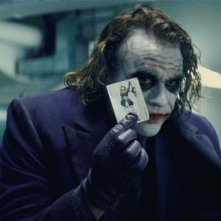 Heath Ledger nei panni di Joker in una scena del film Il cavaliere oscuro
