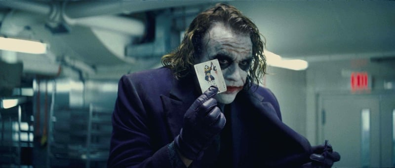 Heath Ledger nei panni di Joker in una scena del film Il cavaliere oscuro