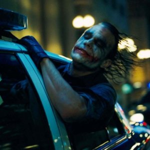 Heath Ledger nei panni di Joker in una sequenza del film Il cavaliere oscuro