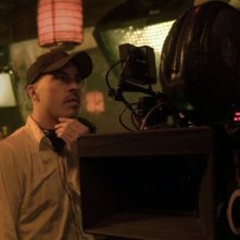 Il regista Austin Chick sul set di August