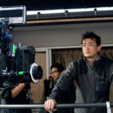 Il regista Masayuki Ochiai sul set del film Ombre dal passato (Shutter)